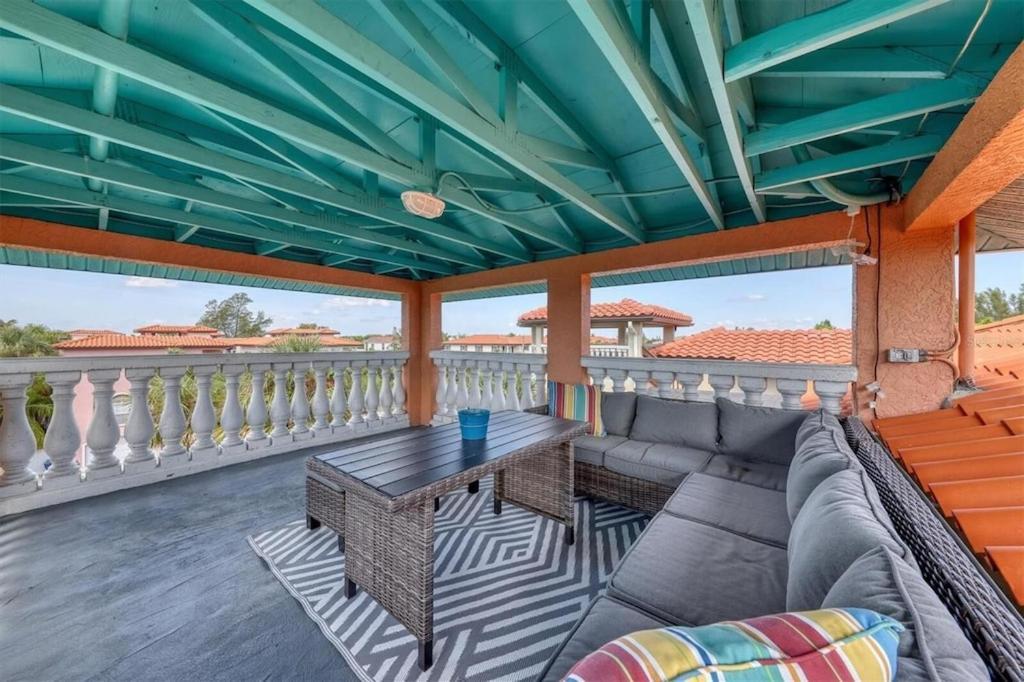 Tropical Luxury Pool Home By The Beach With Roof Top Lounge Centrally Located On Anna Maria Island Holmes Beach Exterior foto